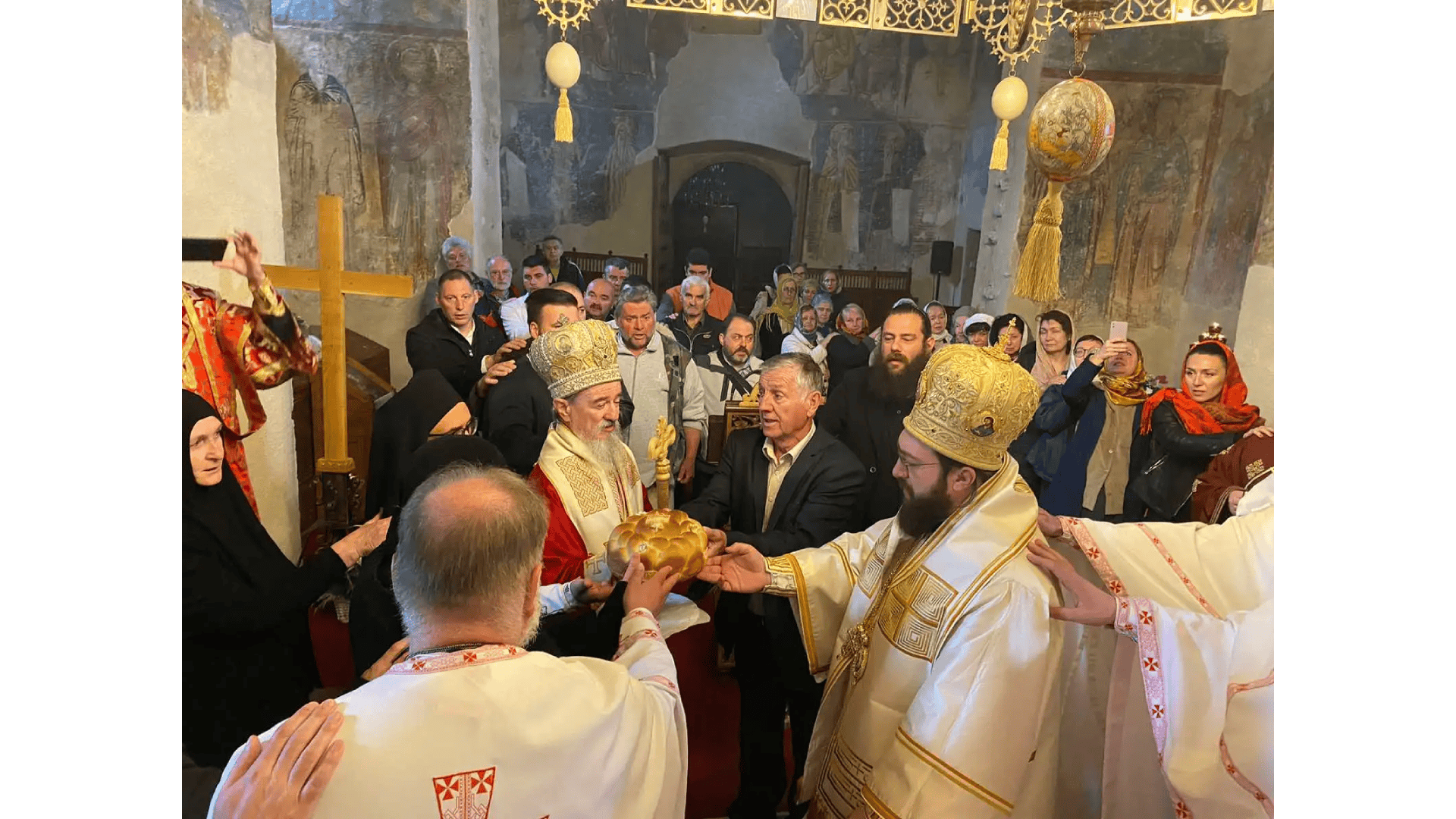 Света Архијерејска Литургија у Манастиру Милешеви