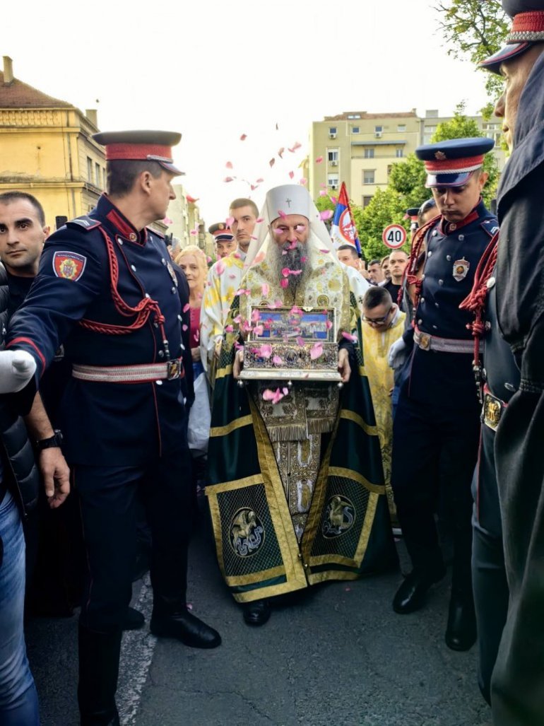 Десетине хиљада људи у Спасовданској литији у Београду