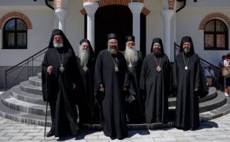 Vladika Nektarije sa braćom Arhijerejima u manastiru Ćelije